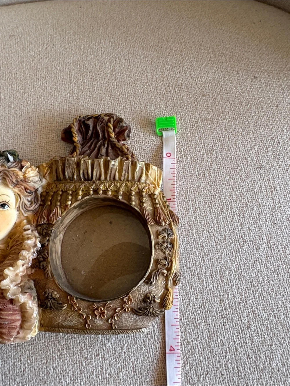 VTG Decorative Victorian-Style Resin Figurine Frame in Beige and Brown